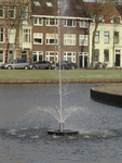 907395 Afbeelding van de fontein in de bocht van de Stadsbuitengracht bij het Paardenveld te Utrecht, vanaf de ...